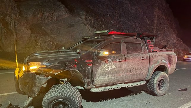 Hakkari'de 2 pikabın çarpışması sonucu 8 kişi yaralandı