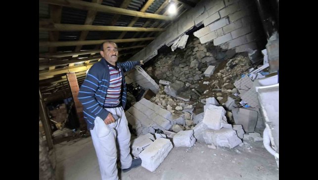 Kaya parçaları evin çatı katını yıktı