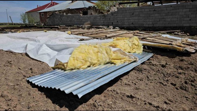 Adilcevaz'da fırtına çatıları uçurdu