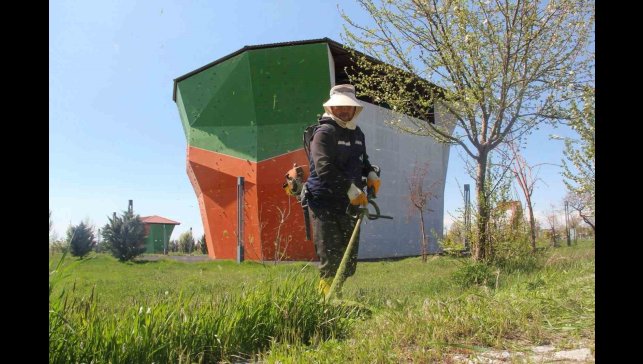 Van Büyükşehir Belediyesi parklarda çalışma başlattı