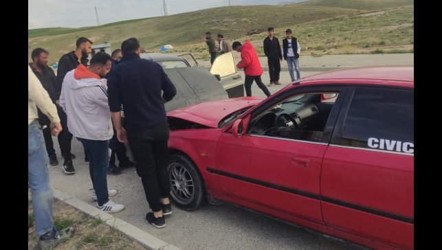 Van'da iki otomobil kafa kafaya çarpıştı: 1 yaralı