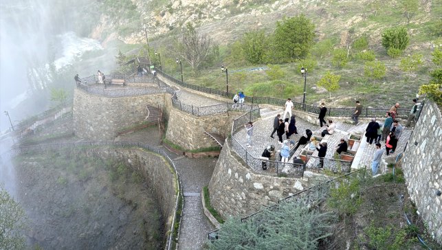 Eriyen kar ve yağmur suları Tortum Şelalesi'ni coşturdu