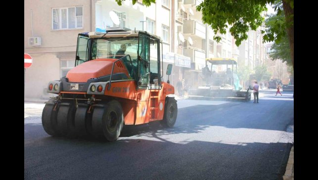 Elazığ'da asfaltlama çalışmaları sürüyor