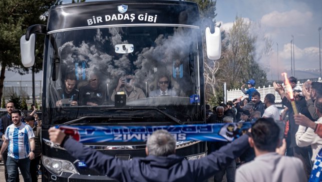 Erzurumspor FK, Ümraniyespor maçına taraftarların meşaleli desteğiyle gitti