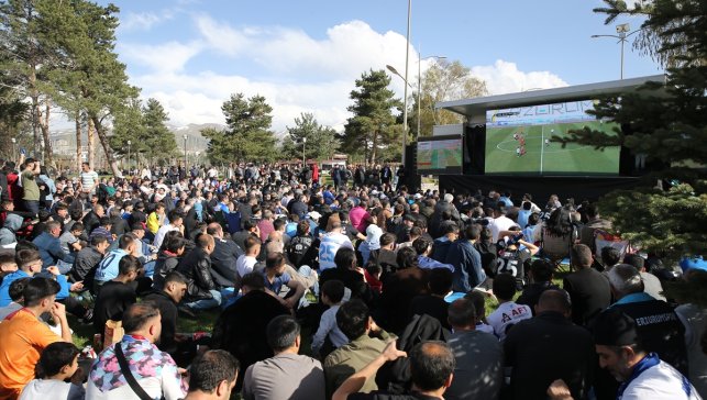 Erzurumspor FK taraftarı, statta destekleyemediği takımının maçını dev ekrandan izledi