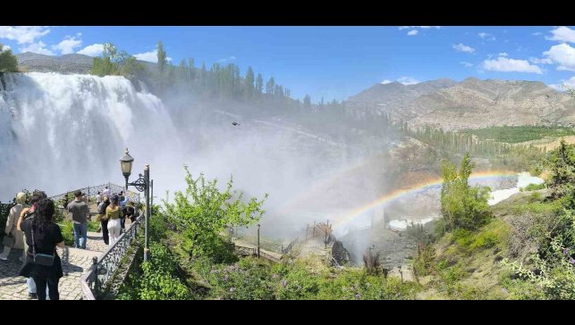 Tortum şelalesi coştu