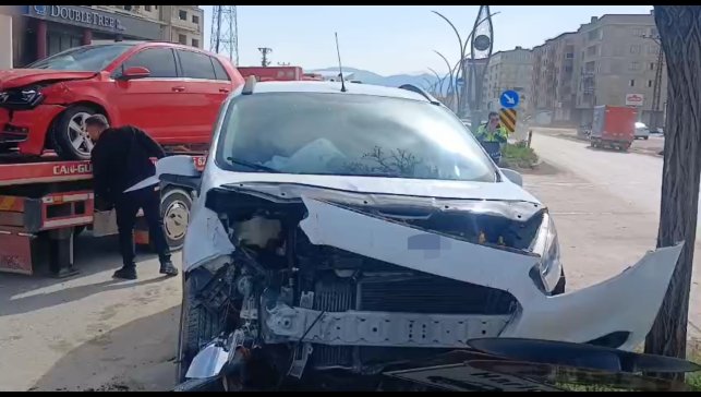 Yüksekova'da otomobille hafif ticari araç çarpıştı: 2 yaralı