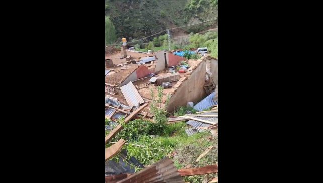 Şiddetli fırtına Şemdinli'de bir köyü harabeye çevirdi