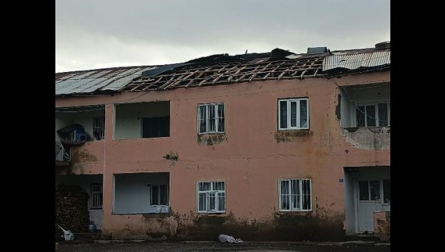 Derecik'te şiddetli fırtına büyük hasara yol açtı