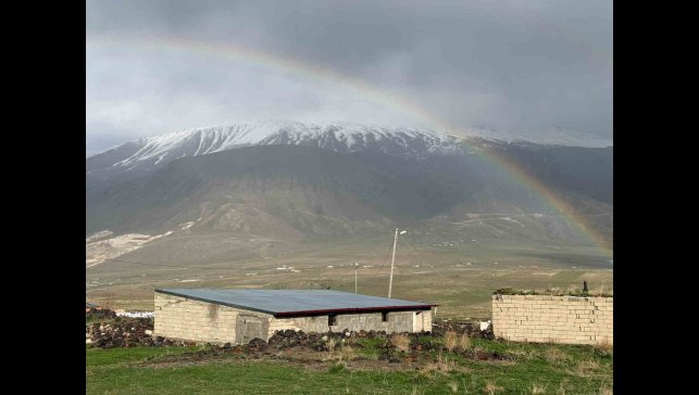 Ağrı Dağı eteklerinde gökkuşağı güzelliği