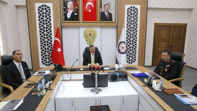 Erzurum Valisi Çiftçi "sahipsiz köpek sorunu üzerinde hassasiyetle duracaklarını" bildirdi