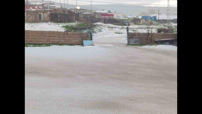 Dolu yağışı Kars'ı beyaza bürüdü