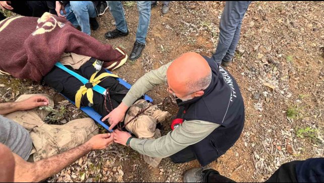 Uçurumdan düşen vatandaşı itfaiye ekipleri kurtardı