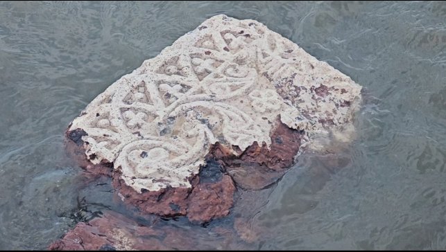 Van Gölü'ndeki tarihi mezarlar definecilerin hedefi oldu