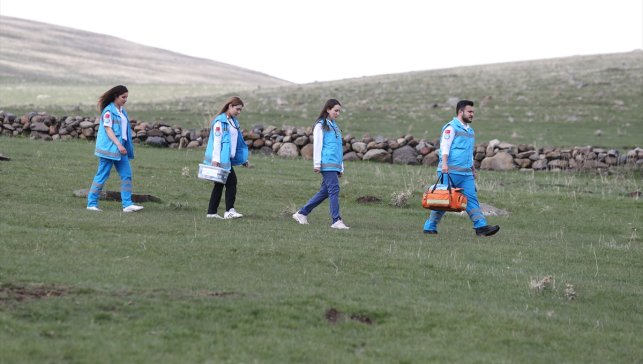 Evde sağlık hizmeti alan 395 hasta için her koşulda dağları tepeleri aşıyorlar