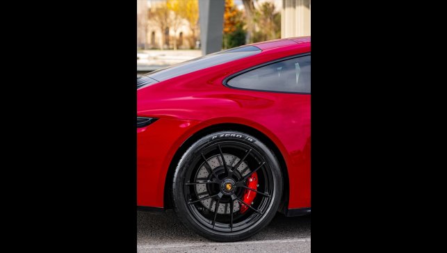 Pirelli hibrit motorlu yeni Porsche 911 GTS için özel lastik geliştirdi
