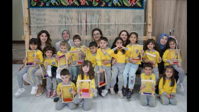 Anaokulu öğrencileri halı tezgahıyla tanıştı