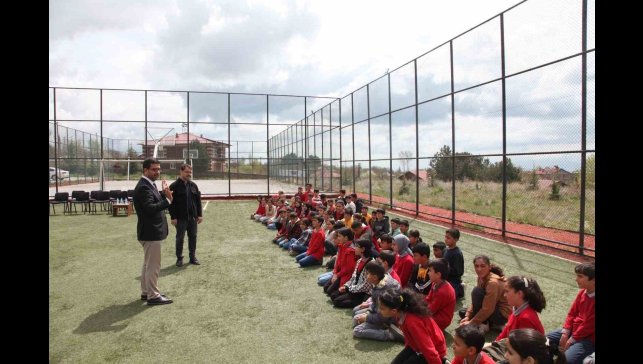 Ahlat'ta öğrencilere 2 bin meyve fidanı dağıtıldı