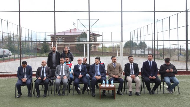 Ahlat'ta öğrencilere meyve fidanı dağıtıldı