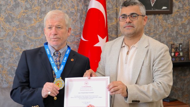 Avrupa'dan altın madalyayla dönen Yıldıran, çalıştığı hastanede başarı belgesiyle ödüllendirildi