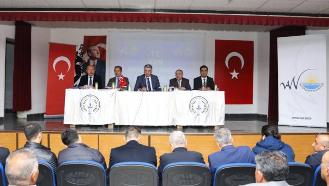 AK Parti Van İl Başkanı Arvas, muhtarlarla bir araya geldi