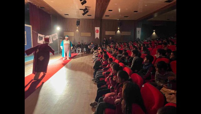 Gürpınarlı çocuklar ilk defa tiyatroyla buluştu
