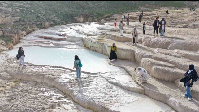 Van'ın travertenlerine ziyaretçi akını