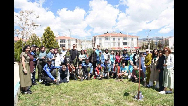 Polislerle öğrenciler fidanları toprakla buluşturdu
