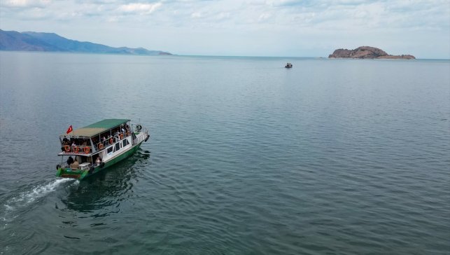 Üniversiteliler Van'ın güzelliklerini keşfederken çevre temizliği yapıyor