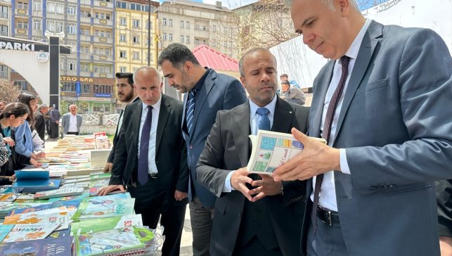 Yüksekova'da "mini kitap fuarı" açıldı
