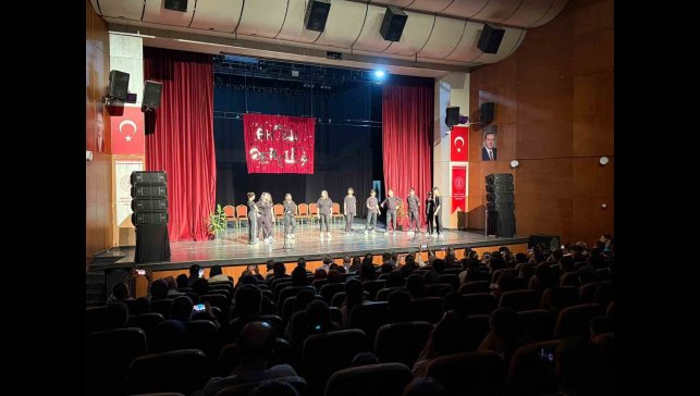Malatya'da öğrencilerden Turgut Özakman oyunu