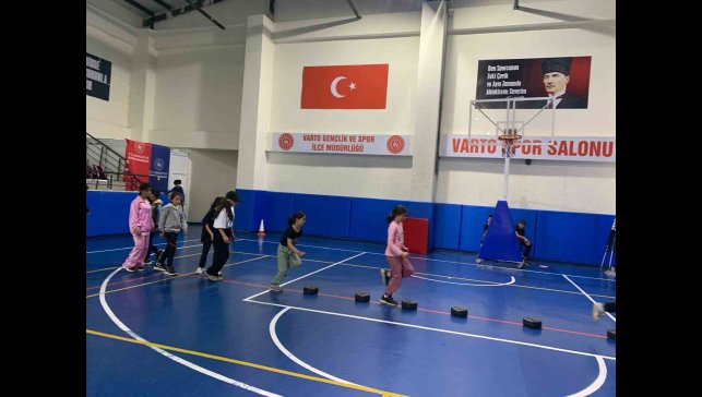 Varto'da açılan atletizm kursunda geleceğin sporcuları yetişiyor