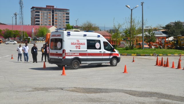 Muş'ta 4 ildeki ambulans şoförlerine güvenli sürüş eğitimi veriliyor