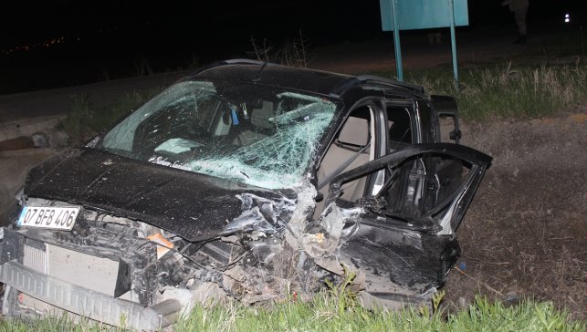 Kars'ta iki hafif ticari aracın çarpıştığı kazada 1 kişi öldü, 4 kişi yaralandı