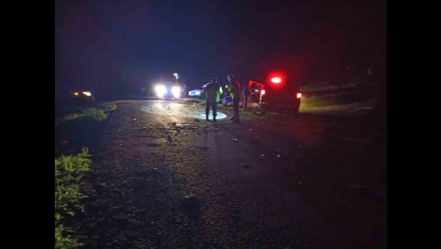 Kars'ta 2 hafif ticari araç çarpıştı: 1 ölü, 4 yaralı