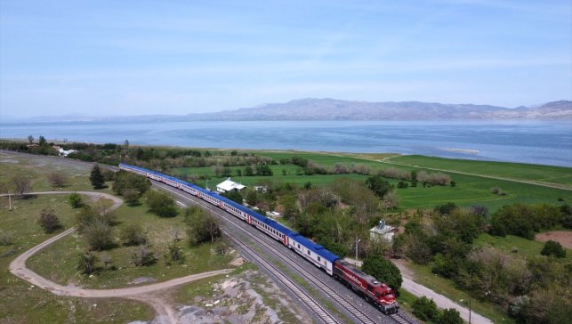 Vangölü Ekspresi'nin güzergahı fotoğraf meraklılarına kartpostallık kareler sunuyor