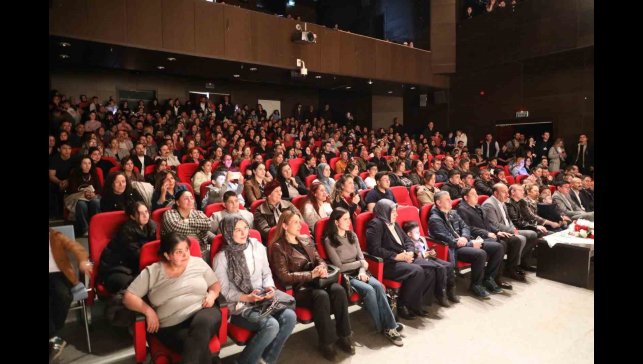 Kars'ta 'Otogargara' oyununa yoğun ilgi