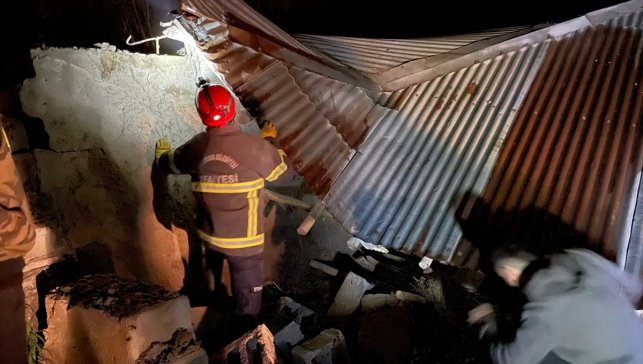 Yüksekova'da yıkılan ağıldaki hayvanlar kurtarıldı