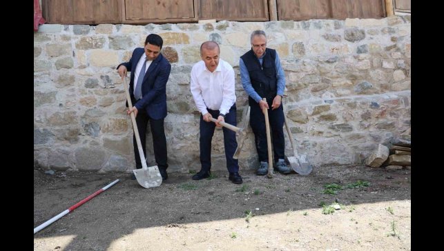 Vali Hatipoğlu ilk kazmayı vurdu, 5 bin yıllık kalede kazı başladı