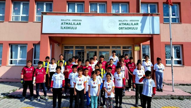 Malatya'da iş insanından öğrencilere forma hediyesi