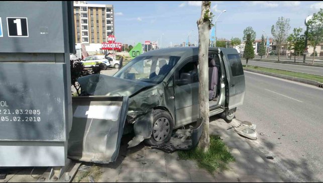 Kontrolden çıkan hafif ticari araç akaryakıt istasyonuna daldı