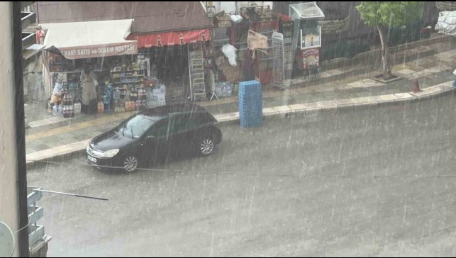 Elazığ'da dolu ve sağanak etkili oldu