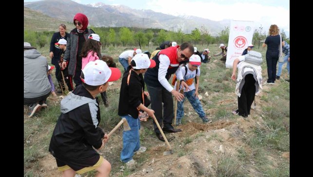 Öğrenciler fidanları toprakla buluşturdu