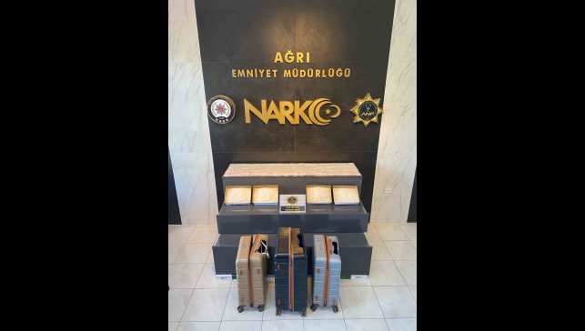 Valiz tabanına zulalanmış 8 kilo metamfetaminle yakalandılar