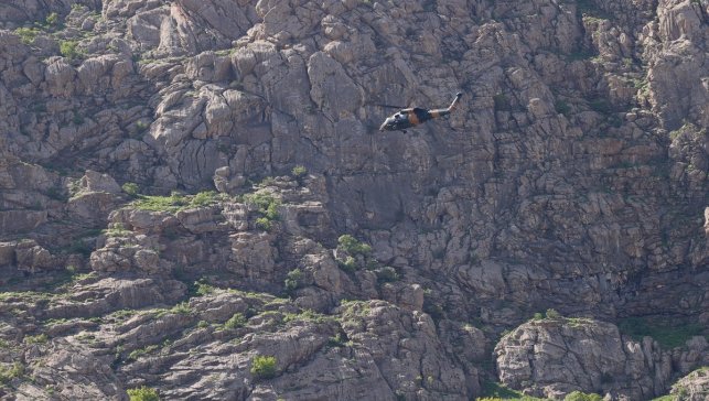 Hakkari'de kaybolduğu dağda yaralı bulunan kişi, helikopterle hastaneye ulaştırıldı