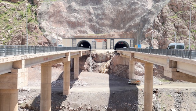 Hakkari-Van kara yolundaki riskli bölgeler tünellerle aşıldı