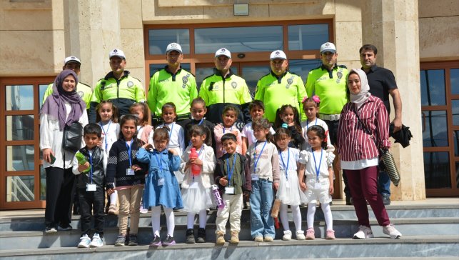 Tatvan'da öğrencilerden polislere ziyaret