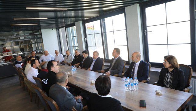 Elazığ Valisi Hatipoğlu, Keban'da balık üretim tesislerini ziyaret etti