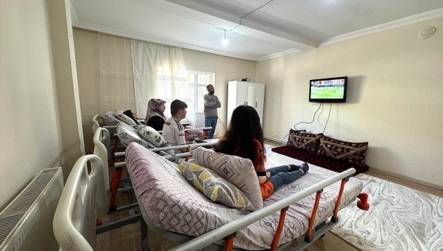 Vanlı annenin fedakarlığı engelli 3 çocuğunu hayata bağlıyor