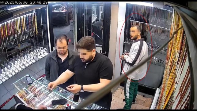 Elazığ'da saat hırsızlığı kamerada: Saatin fiyatını sordu, kameraya baktı, cebine atıp uzaklaştı